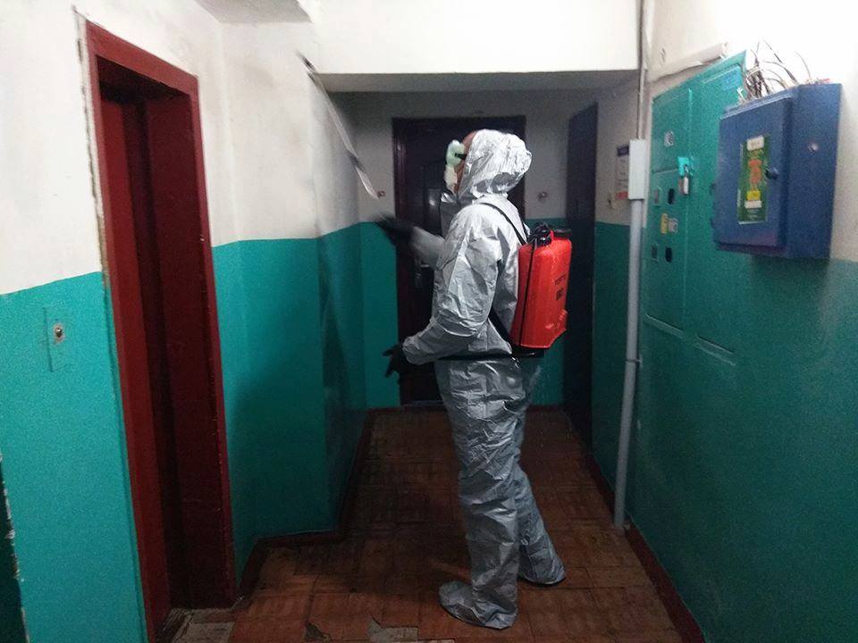 Справжні дезінфекційні заходи з метою недопущення розповсюдження інфекційних захворювань в одній із квартир багатоповерхівки по вул. Нижня Горова в Черкасах 14 березня проводили фахівці аварійно-рятувального загону спецпризначення управління ДСНС. Адже власниця квартири повернулась з Італії. Зверніть увагу: фахівці приїздять на такі роботи спеціальним транспортом.