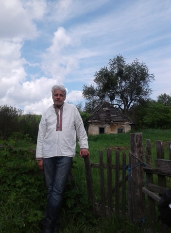 Фото підпис: на місці цієї хати Дмитро Іванов планує створити хостел. Перша толока запланована на вересень цього року