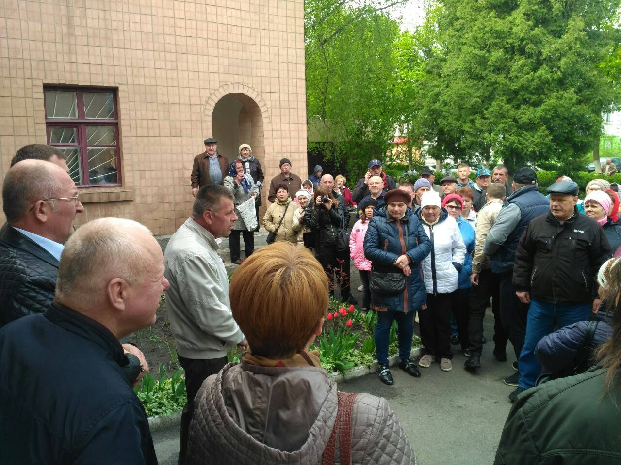 Проти закриття відділень лікарні містяни протестували під міськрадою