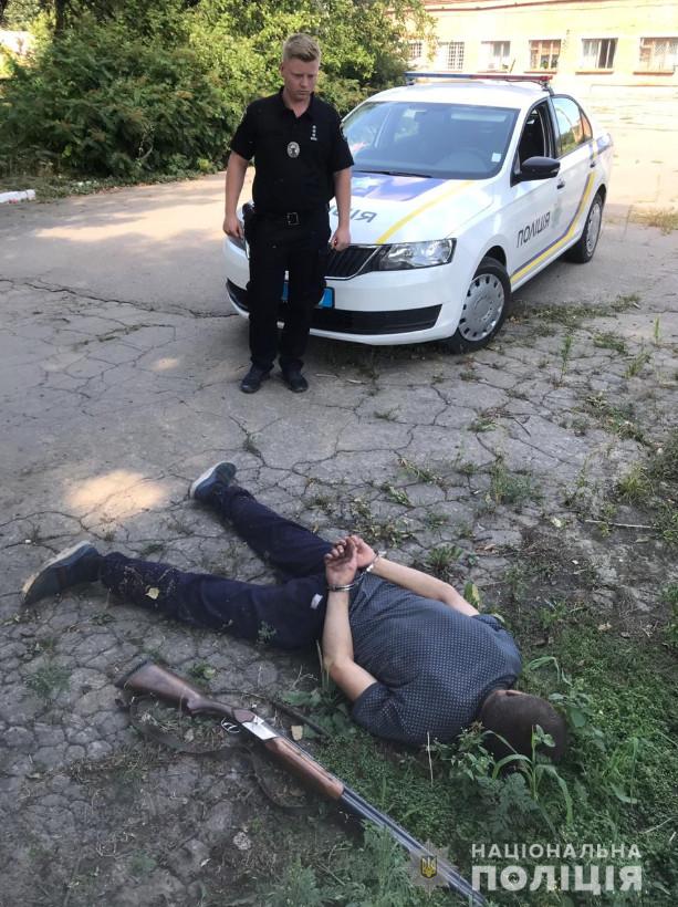Він відібрав у перехожих кошик із яблуками