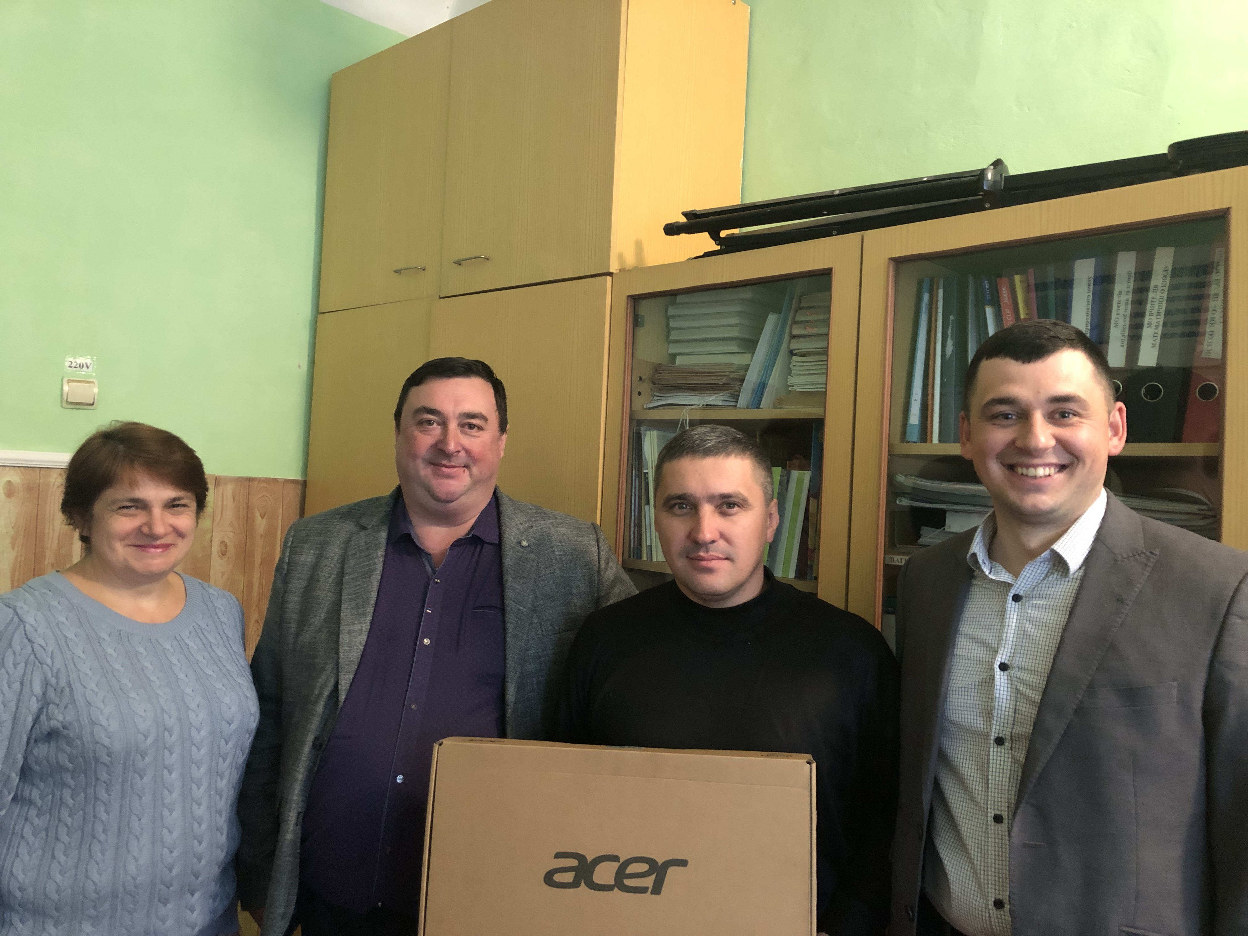 Перша ініціатива: новий ноутбук Костянтин Марченко (праворуч) вже передав адміністрації школи
