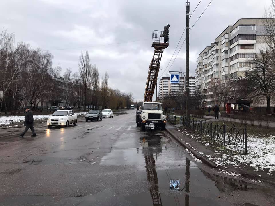 Після того як водій збив дитину через погане освітлення міська влада зреагувала на звернення мешканців будинків по вул. Корольова 12, 14, 16, 16/1, 24, 32 та Квіткова 13 і встановила дорожній знак «Пішохідний перехід» з LED підсвіткою.